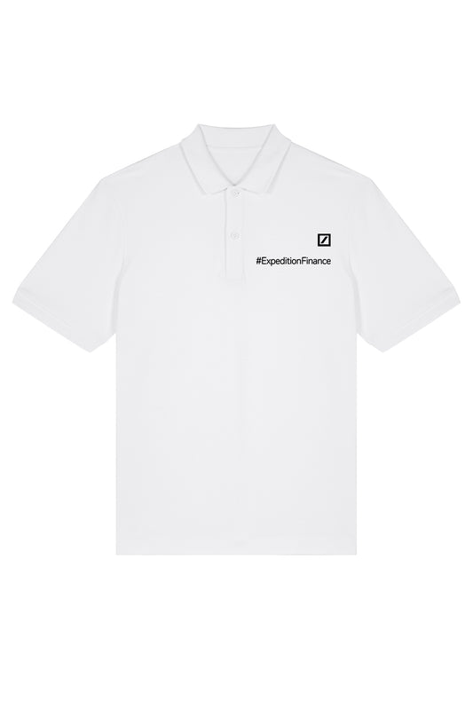Ein schlichtes, weißes Polo-Shirt mit Knopfleiste. Auf der linken Brust befindet sich eine schwarze Stickerei mit einem minimalistischen Logo und dem Hashtag „#ExpeditionFinance“.