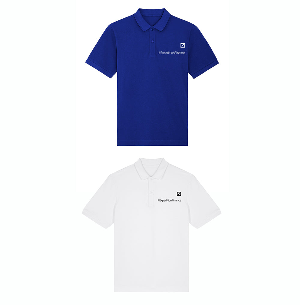 Zwei kurzärmelige Polo-Shirts nebeneinander, eines in leuchtendem Blau mit weißer Stickerei, das andere in Weiß mit schwarzer Stickerei. Beide tragen das Logo und den Hashtag „#ExpeditionFinance“ auf der linken Brust.