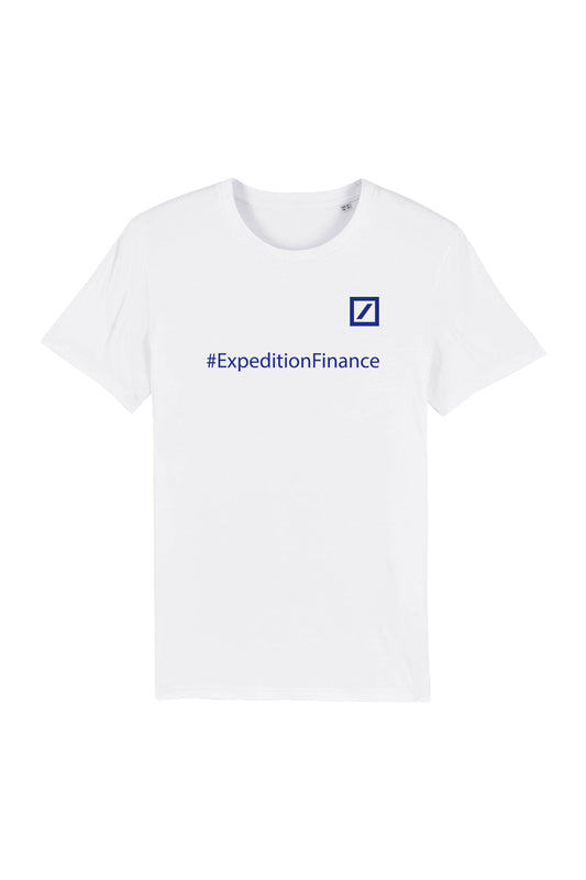 Weißes T-Shirt mit rundem Halsausschnitt. Auf der linken Brustseite ist in blauer Schrift der Hashtag „#ExpeditionFinance“ zusammen mit einem quadratischen blauen Logo aufgedruckt.