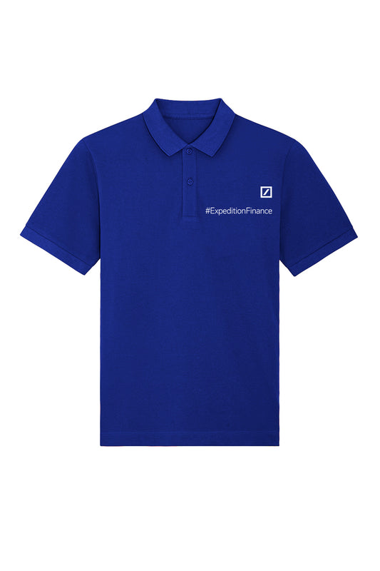 Ein klassisch geschnittenes Polo-Shirt in kräftigem Blau mit drei Knöpfen am Kragen. Auf der linken Brust ist das weiße Logo eines Finanzunternehmens zusammen mit dem Hashtag „#ExpeditionFinance“ aufgestickt.