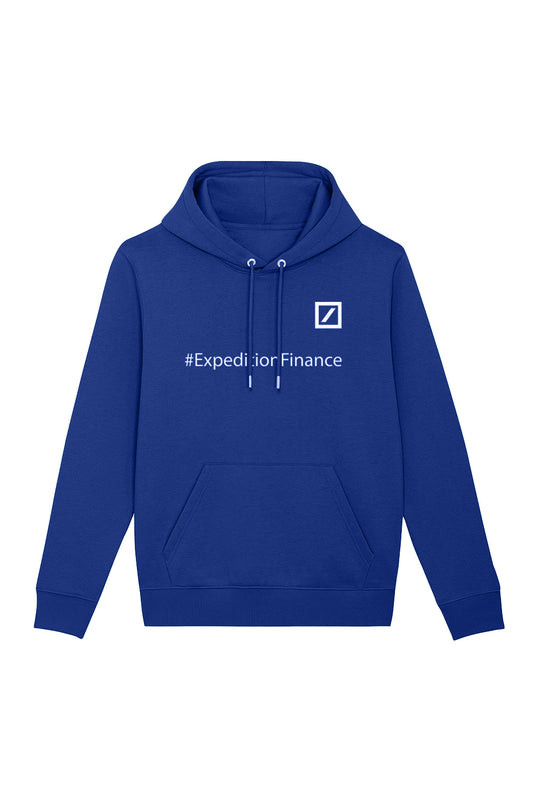 Blauer Kapuzenpullover mit Kängurutasche, Zugkordeln und weißem Frontprint. Der Aufdruck auf Brusthöhe zeigt das Logo der Deutschen Bank und den Hashtag „#ExpeditionFinance“.