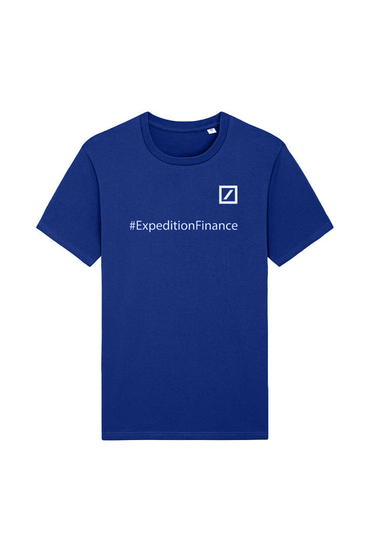 Blaues T-Shirt mit rundem Halsausschnitt. Auf der linken Brustseite ist in weißer Schrift der Hashtag „#ExpeditionFinance“ zusammen mit einem weißen quadratischen Logo aufgedruckt.